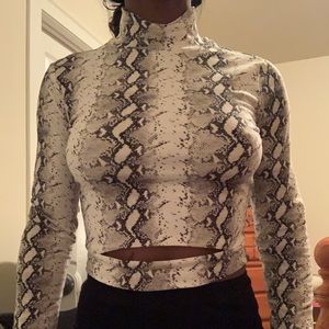 Black/white long sleeve crop top with slit
